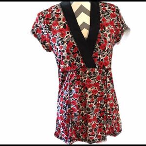 Vertigo Paris Size MEDIUM Floral V-Neck Top